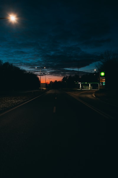 高速公路在夜间
